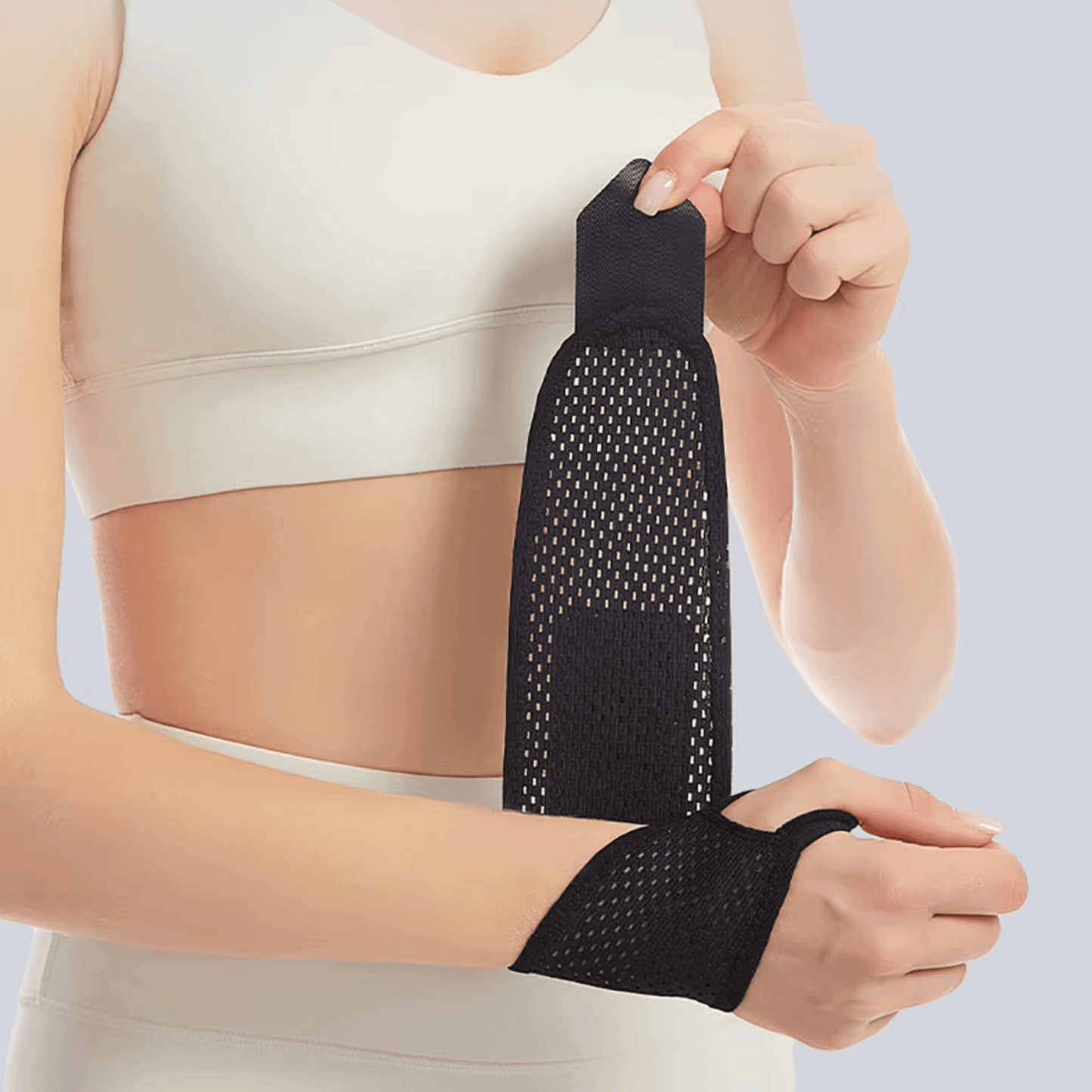 Attelle de poignet réglable et respirante portée par une femme, offrant maintien et confort.