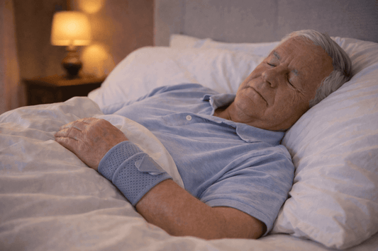 Homme agé qui dort avec une attelle de poignet